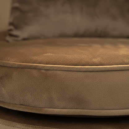 Poltrona a Conchiglia in Velluto Marrone con Cuscino. Gambe in Metallo Dorato. Design Moderno Glamour per Salotto, Camera e Vanity. Seduta Imbottita ed Ergonomica. Misure 70x67x75cm. Stile Vintage Chic.