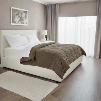 Un lussuoso copriletto spesso a doppio strato, caldo e accogliente per la biancheria da letto autunnale e invernale, realizzato in tessuto morbido e confortevole, lavabile in lavatrice e non include federe