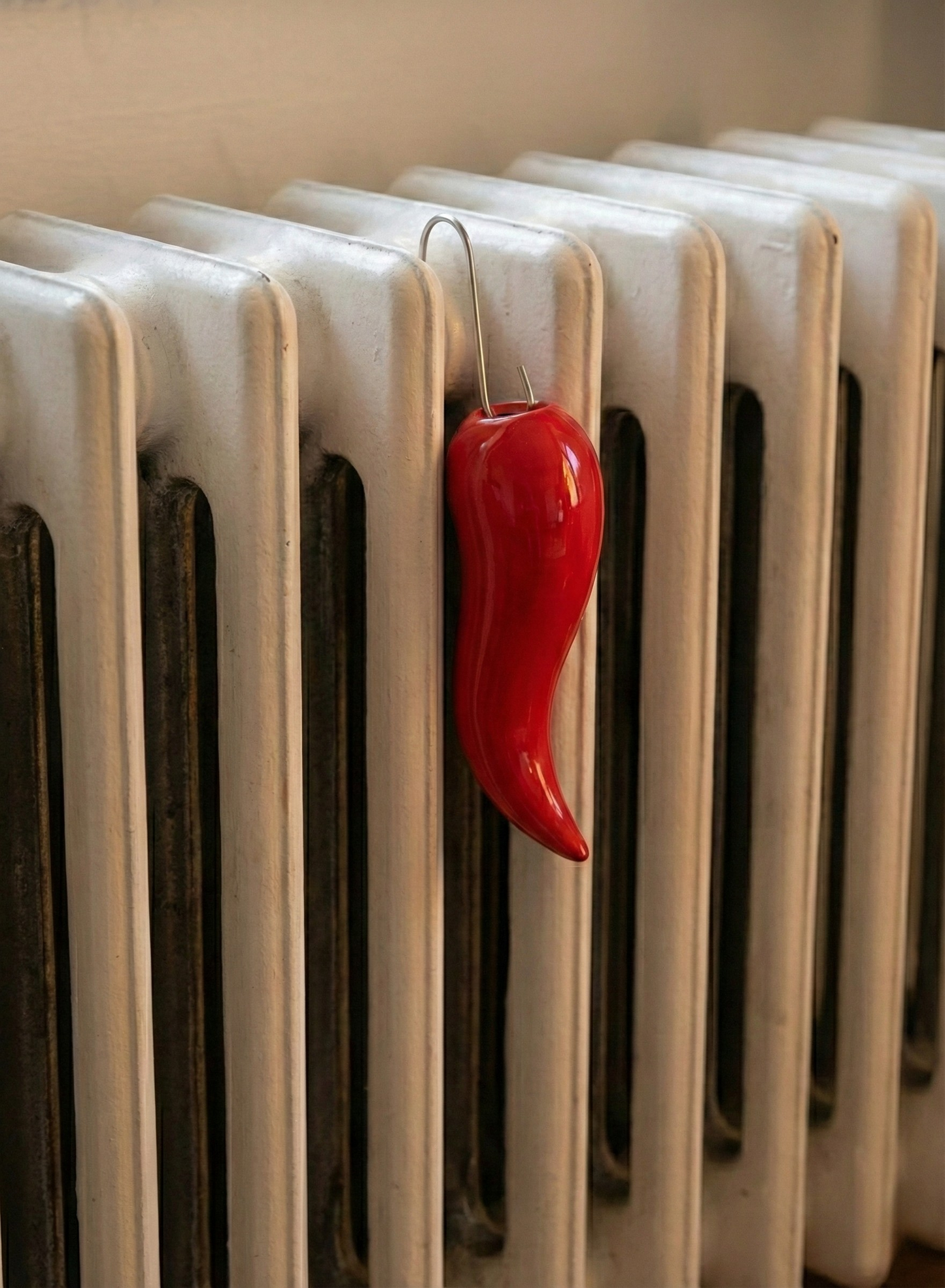 Kit 3 Umidificatori per Termosifone a Forma di Peperoncino Rosso, Evaporatori in Ceramica Smaltata per Caloriferi, Diffusori d'Aria Decorativi per Casa e Ufficio, Design Originale Portafortuna, Include Ganci Metallici, Dimensioni 18x7x4 cm