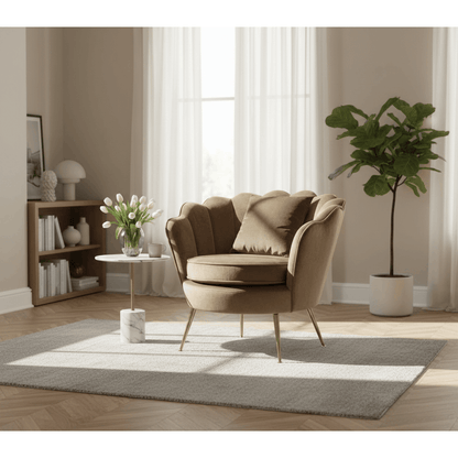 Poltrona a Conchiglia in Velluto Marrone con Cuscino. Gambe in Metallo Dorato. Design Moderno Glamour per Salotto, Camera e Vanity. Seduta Imbottita ed Ergonomica. Misure 70x67x75cm. Stile Vintage Chic.