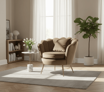 Poltrona a Conchiglia in Velluto Marrone con Cuscino. Gambe in Metallo Dorato. Design Moderno Glamour per Salotto, Camera e Vanity. Seduta Imbottita ed Ergonomica. Misure 70x67x75cm. Stile Vintage Chic.