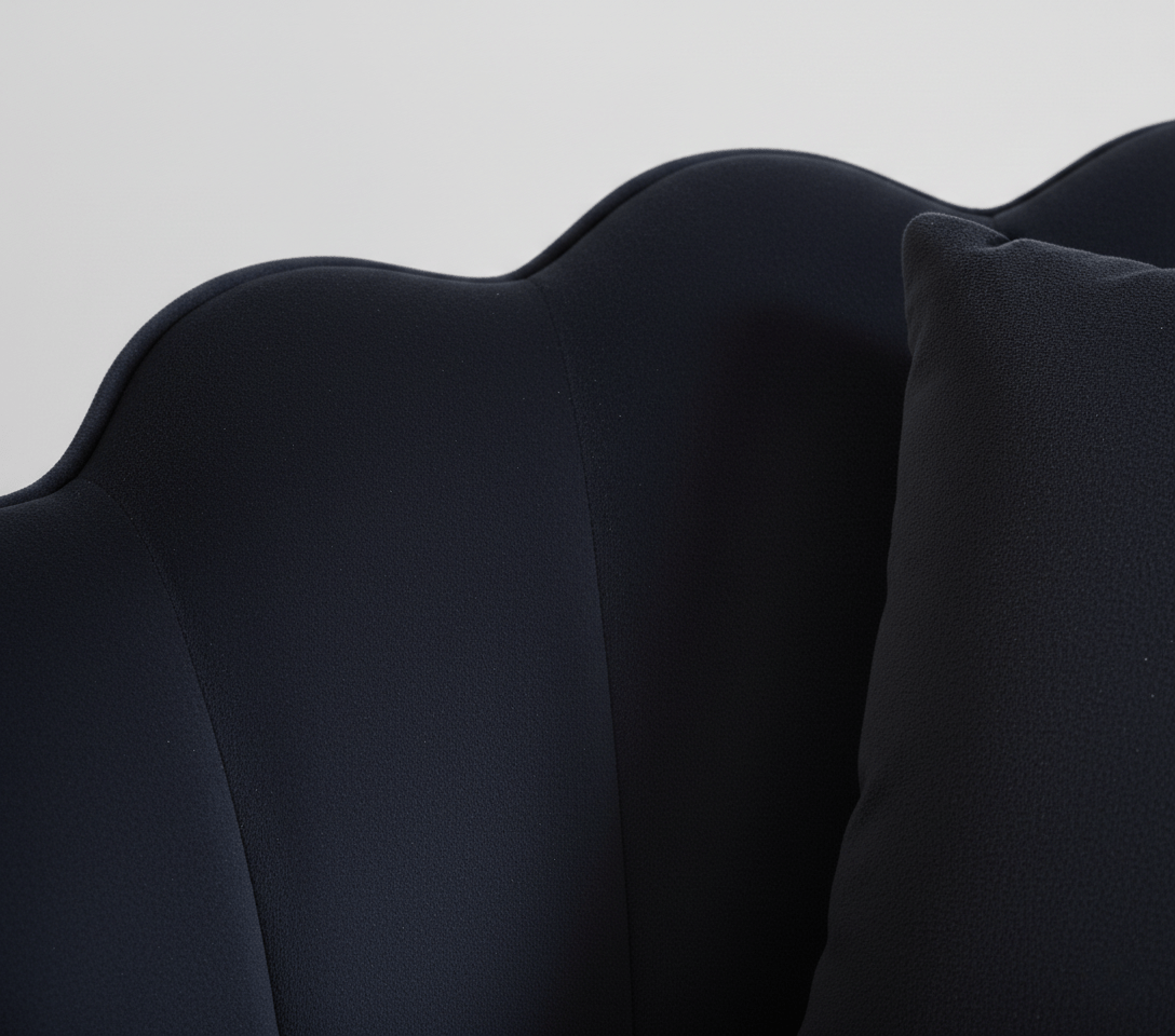 Poltrona Design Conchiglia Velluto Nero + Cuscino. Gambe Metallo Oro. Sedia Imbottita Scalloped Chair per Camera, Angolo Beauty e Salotto. Stile Moderno Vintage. 70x67x75cm