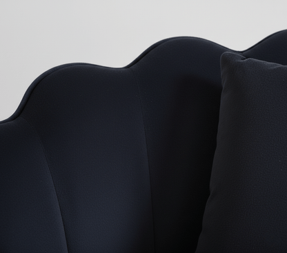 Poltrona Design Conchiglia Velluto Nero + Cuscino. Gambe Metallo Oro. Sedia Imbottita Scalloped Chair per Camera, Angolo Beauty e Salotto. Stile Moderno Vintage. 70x67x75cm