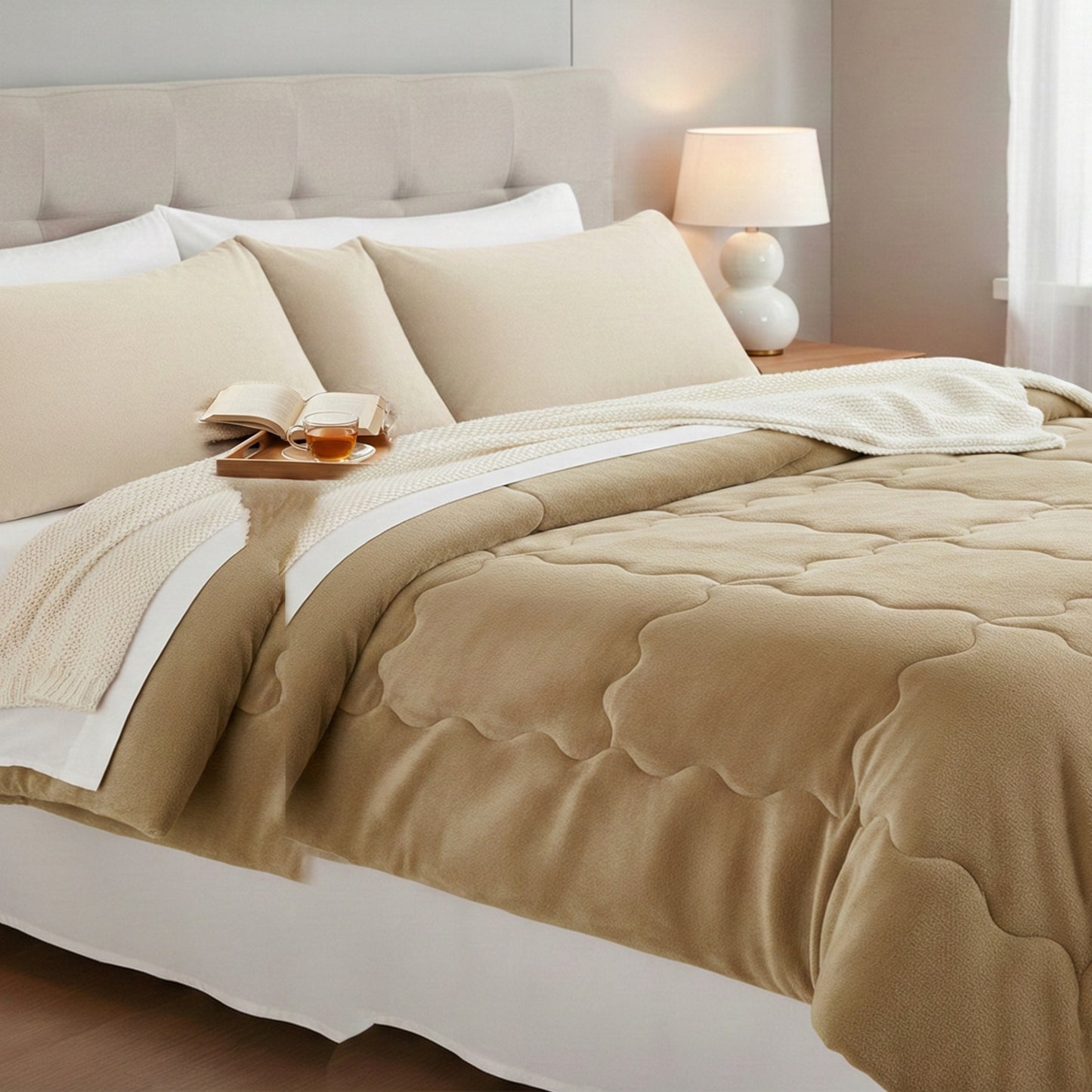 Un lussuoso copriletto spesso a doppio strato, caldo e accogliente per la biancheria da letto autunnale e invernale, realizzato in tessuto morbido e confortevole, lavabile in lavatrice e non include federe