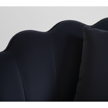 Poltrona Design Conchiglia Velluto Nero + Cuscino. Gambe Metallo Oro. Sedia Imbottita Scalloped Chair per Camera, Angolo Beauty e Salotto. Stile Moderno Vintage. 70x67x75cm