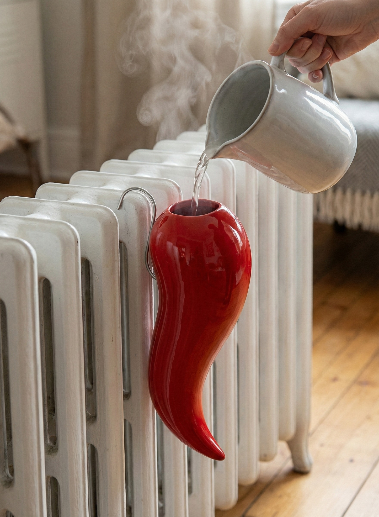 Kit 3 Umidificatori per Termosifone a Forma di Peperoncino Rosso, Evaporatori in Ceramica Smaltata per Caloriferi, Diffusori d'Aria Decorativi per Casa e Ufficio, Design Originale Portafortuna, Include Ganci Metallici, Dimensioni 18x7x4 cm