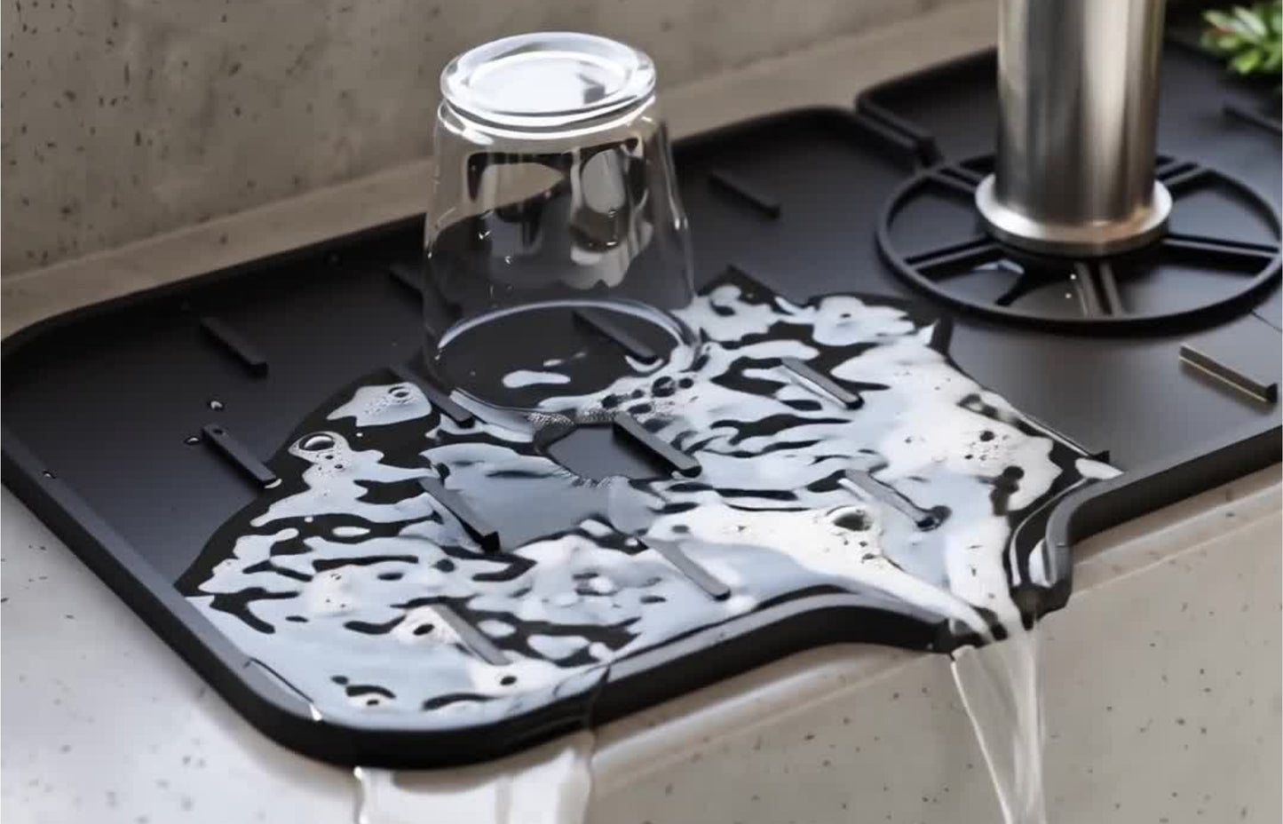 Tappetino in Silicone Paraspruzzi e Salvagoccia per Rubinetto Lavandino (36,5x14 cm)