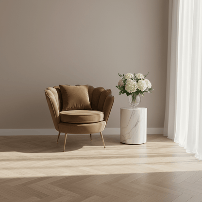 Poltrona a Conchiglia in Velluto Marrone con Cuscino. Gambe in Metallo Dorato. Design Moderno Glamour per Salotto, Camera e Vanity. Seduta Imbottita ed Ergonomica. Misure 70x67x75cm. Stile Vintage Chic.
