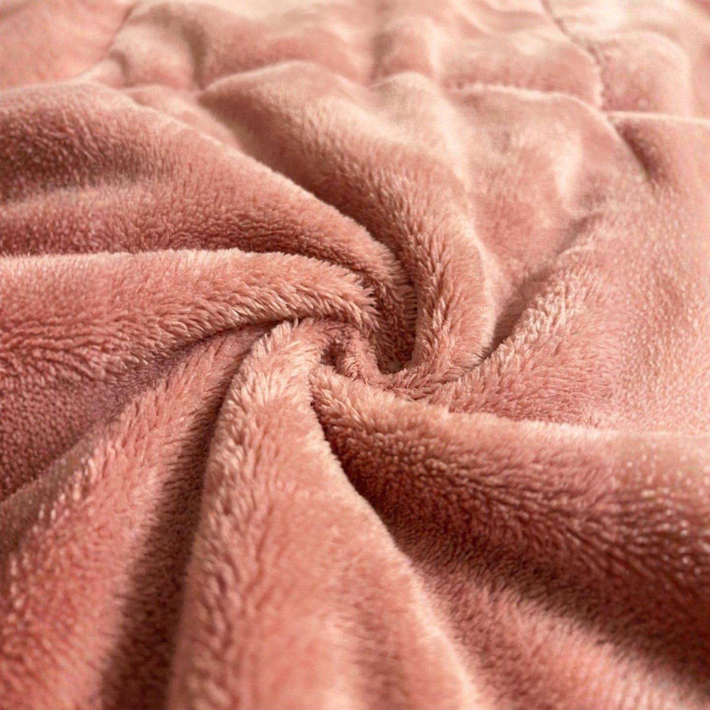 Un lussuoso copriletto spesso a doppio strato, caldo e accogliente per la biancheria da letto autunnale e invernale, realizzato in tessuto morbido e confortevole, lavabile in lavatrice e non include federe