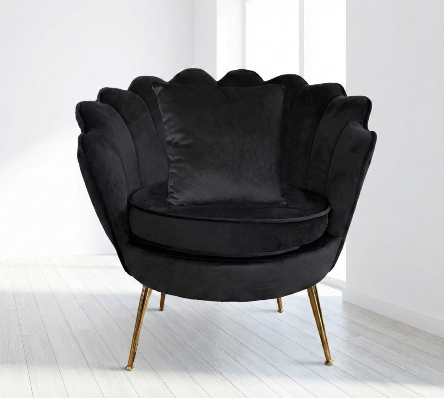 Poltrona Design Conchiglia Velluto Nero + Cuscino. Gambe Metallo Oro. Sedia Imbottita Scalloped Chair per Camera, Angolo Beauty e Salotto. Stile Moderno Vintage. 70x67x75cm