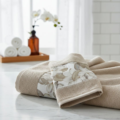 Set 2 Asciugamani in Spugna di Cotone con Balza Fantasia – Viso e Ospite